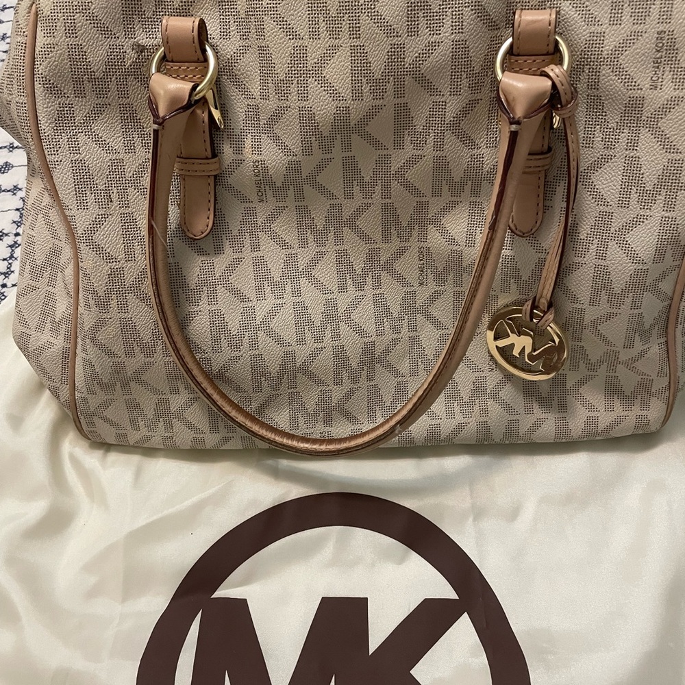 Elegant Michael Kors bag